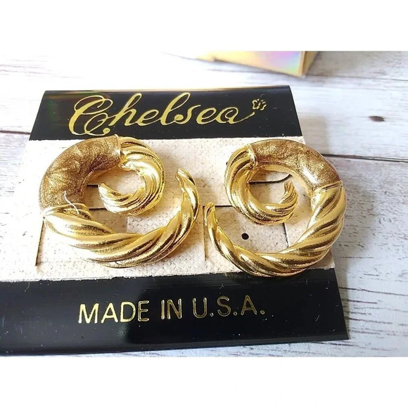 NWT Vintage 1980s Gold-Plated Beige Enamel Horn-Shaped Earrings - Picture 1 of 5
